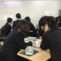 静岡雙葉高校で金融知力普及協会が10年の長期投資を約1時間で体験する金融教育の授業「モックトレーダー」を実施した。