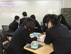 静岡雙葉高校で金融知力普及協会が10年の長期投資を約1時間で体験する金融教育の授業「モックトレーダー」を実施した。