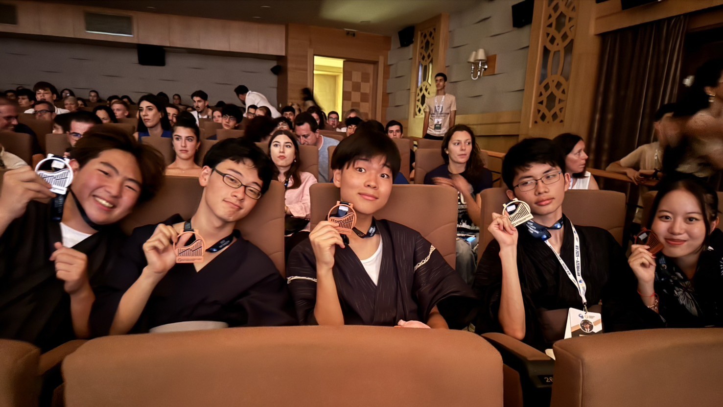 日本代表5人全員がメダル獲得（左から増島さん、早川さん、冨田さん、小川さん、岡本さん）